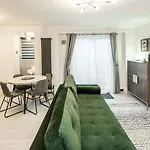 Spacious 1Br Flat In Wanstead: Garden & Comfort