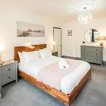 Spacious 1Br Flat In Wanstead: Garden & Comfort