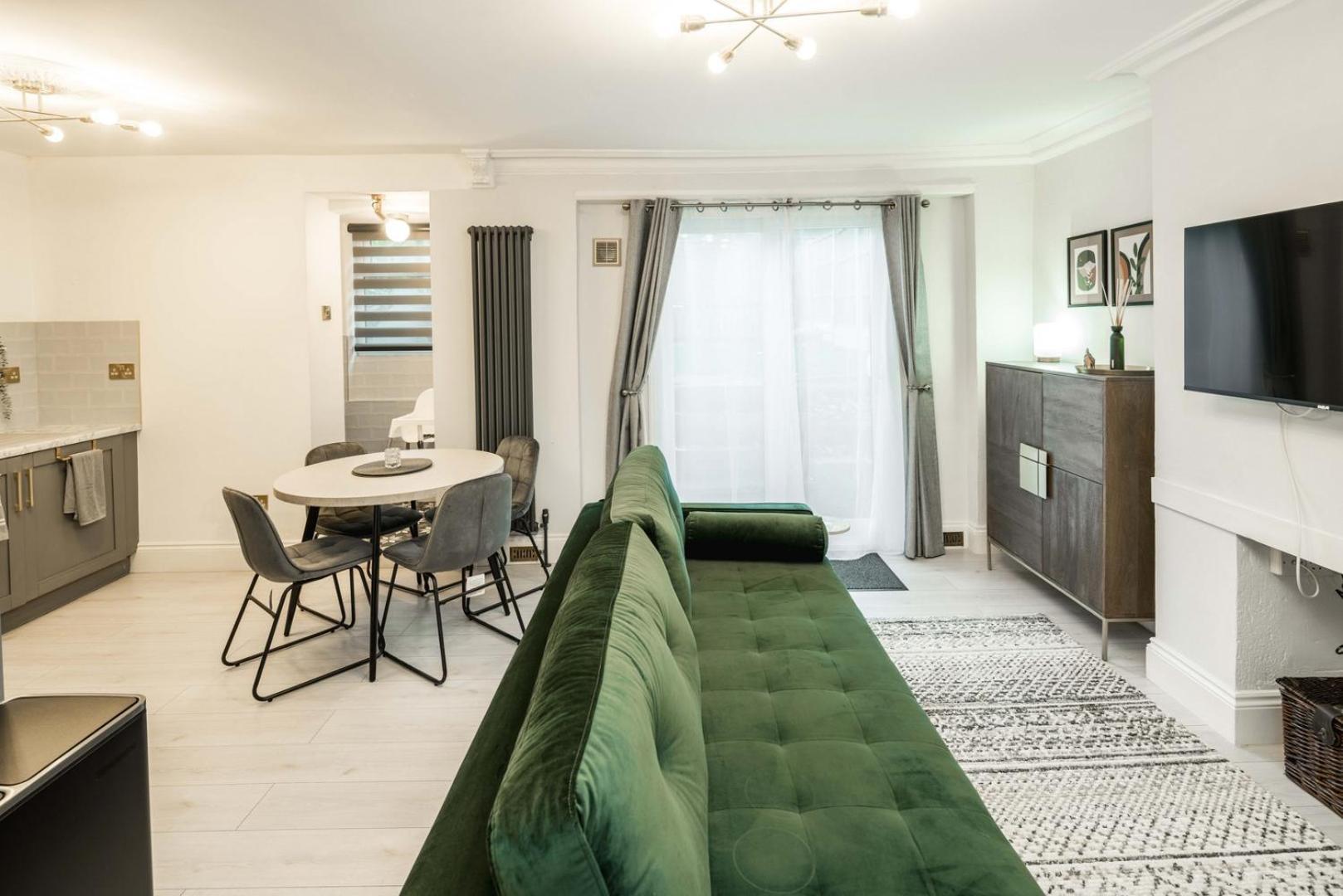 Spacious 1br Flat In Wanstead: Garden & Comfort *
