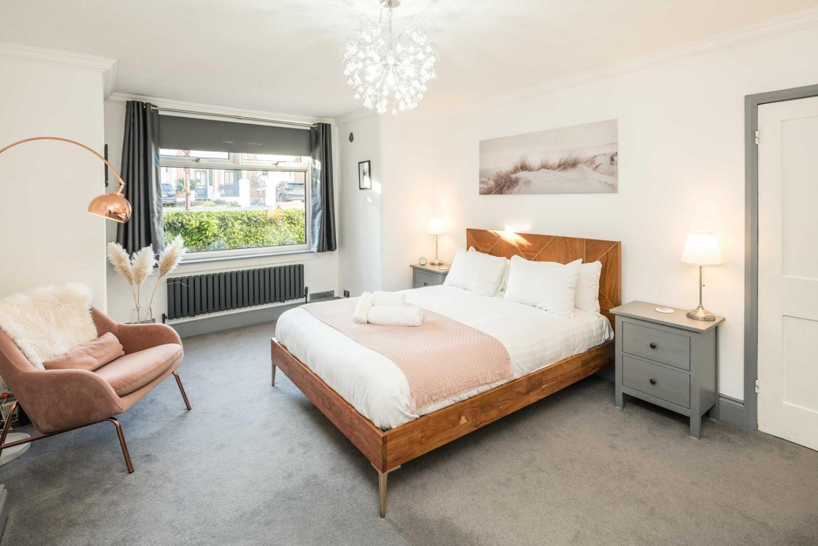 Spacious 1br Flat In Wanstead: Garden & Comfort Londra