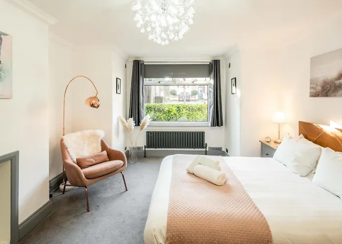 Spacious 1Br Flat In Wanstead: Garden & Comfort